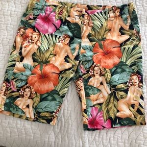 LOUDMOUTH LADIES SHORTS SIZE 14